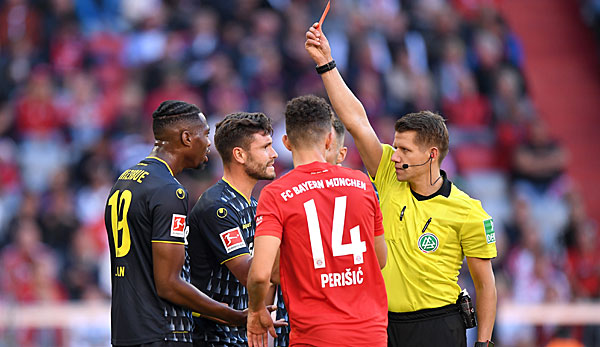 Erklärung zu Elfmeter und Rote Karte: Wann gilt die Doppelbestrafung im  Fußball?
