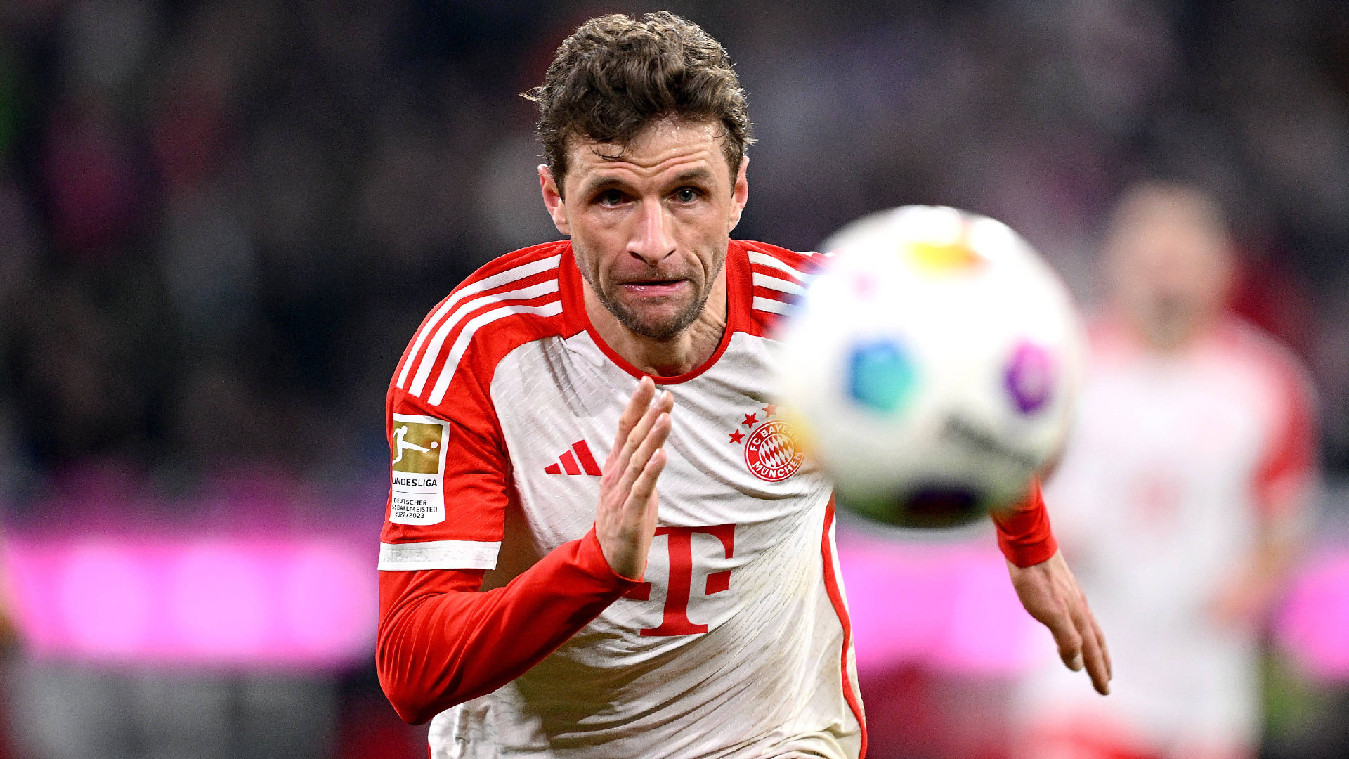 Stammtisch hoch 14": Aleksandar Pavlovic glänzt beim FC Bayern München - doch Thomas Müller mahnt