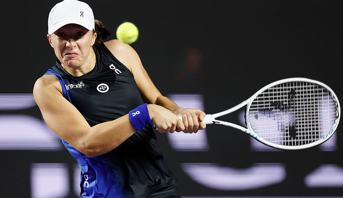 WTA Finals Iga Swiatek schlägt Aryna Sabalenka und folgt Jessica Pegula ins Endspiel